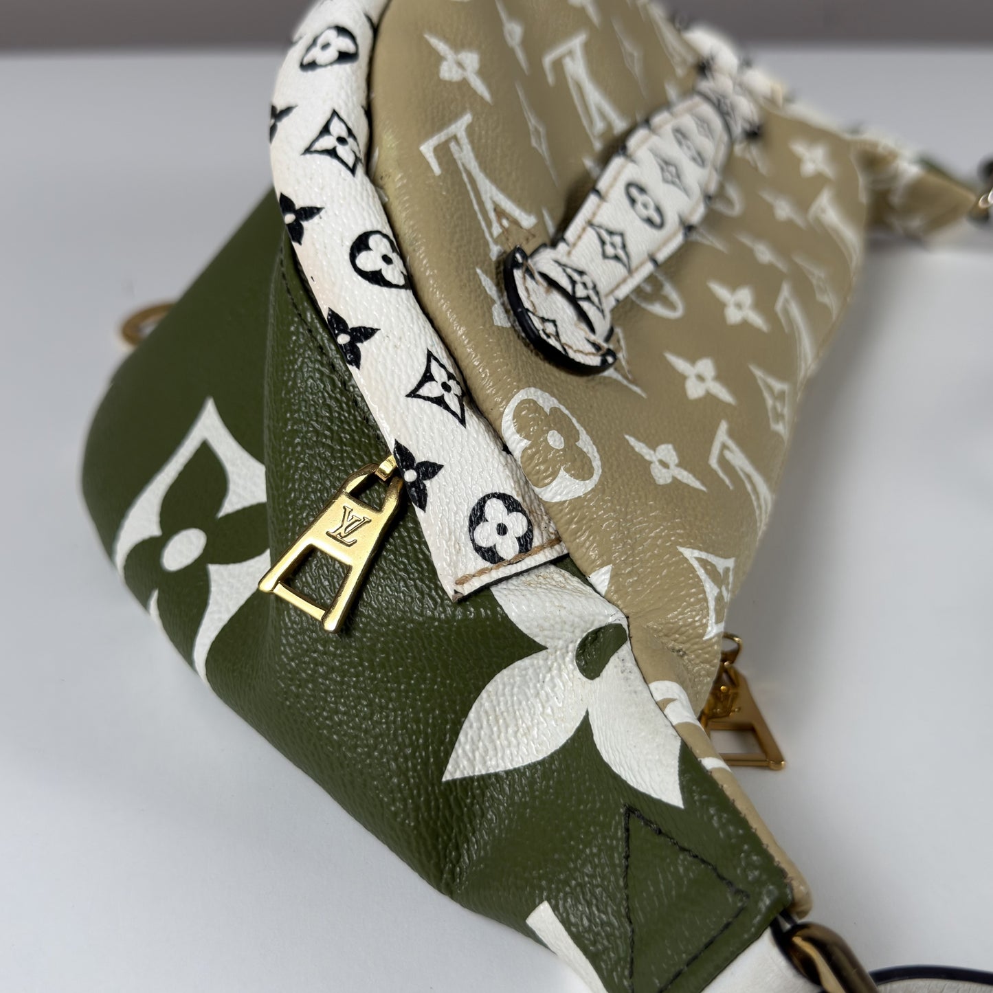 Louis Vuitton Bumbag Monogram Giant Khaki Green