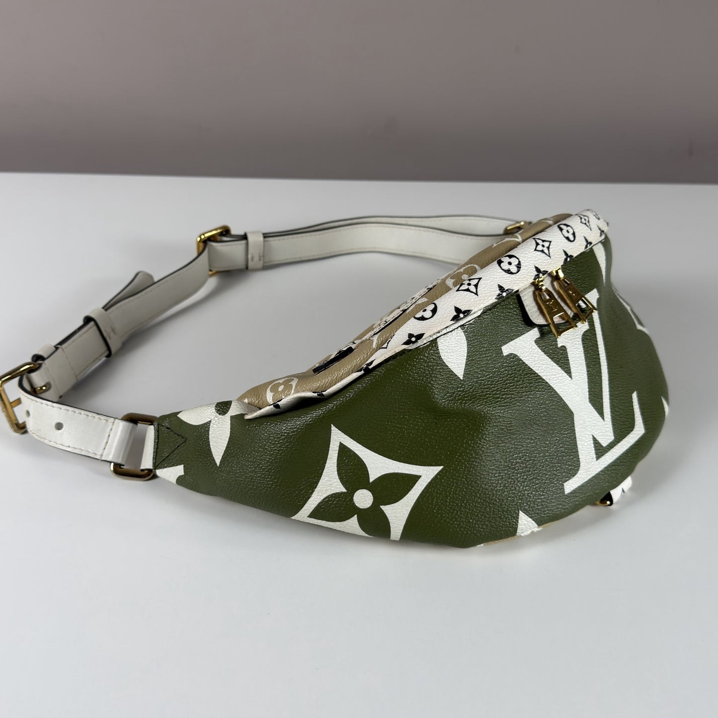 Louis Vuitton Bumbag Monogram Giant Khaki Green