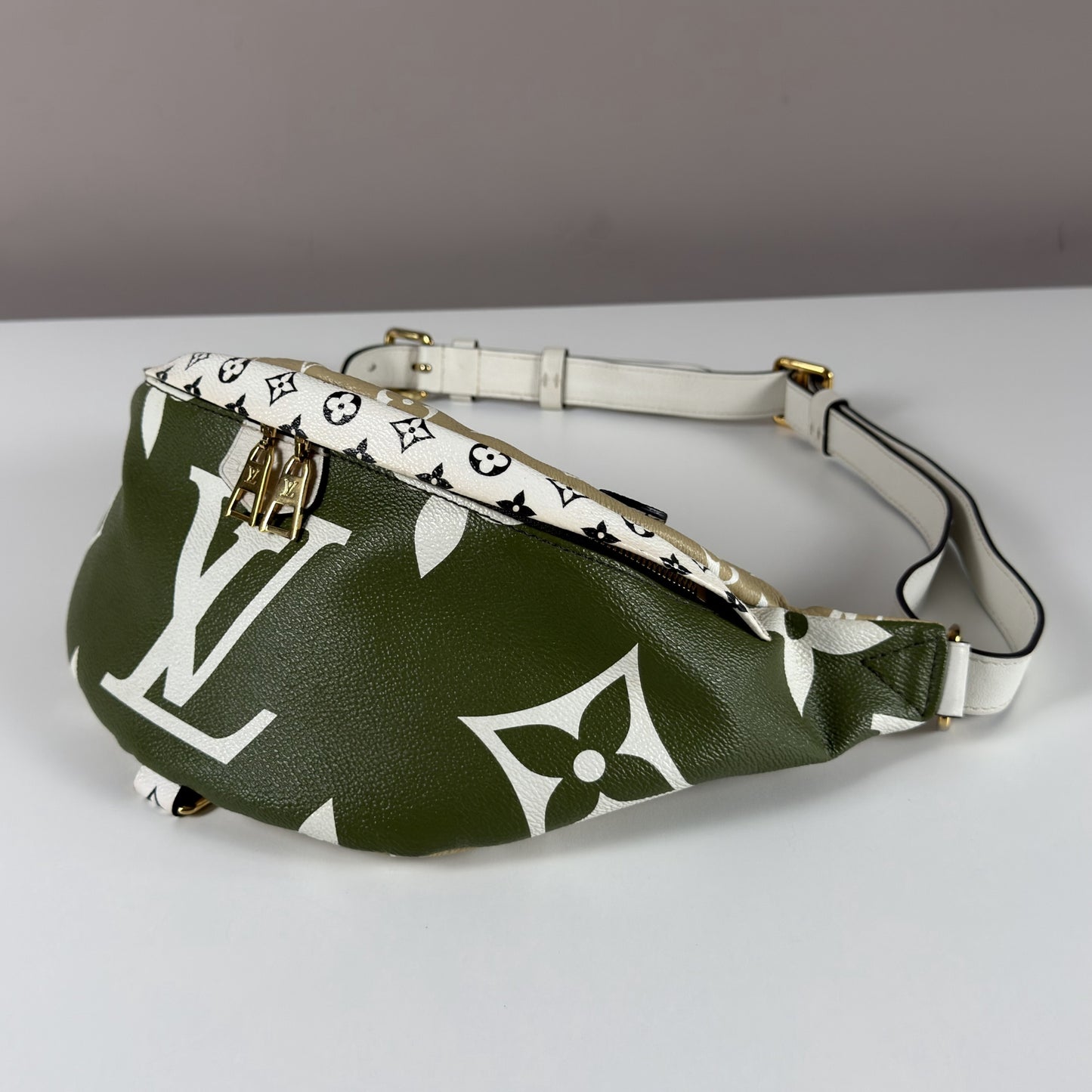 Louis Vuitton Bumbag Monogram Giant Khaki Green